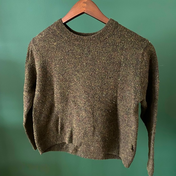Super cozy brown sweater with subtle green and maroon specks throughout - Picture 2 of 3